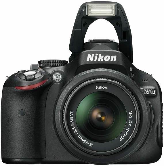 Nikon D5100 con ottica 15-105, come nuova