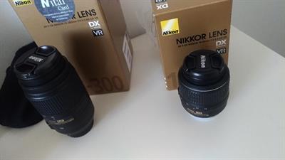 Macchina fotografica Nikon con due obiettivi